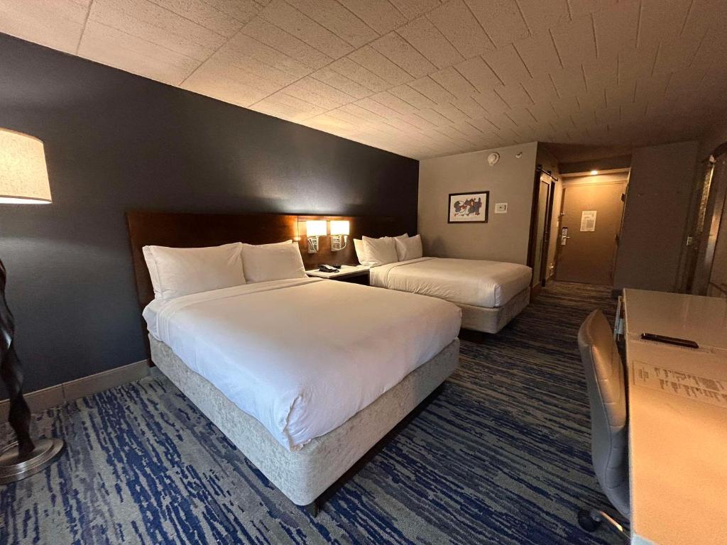 Skyline Hotel Detroit Airport, SureStay Collection by Best Western - Queen Room With Two Queen Beds - Non-Smoking