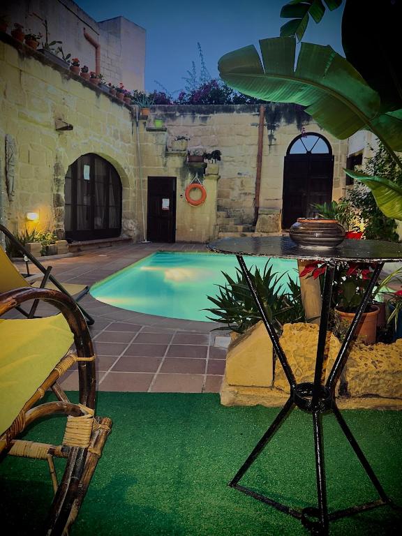 Bazén v ubytování Serene Escape Farmhouse B&B nebo v jeho okolí