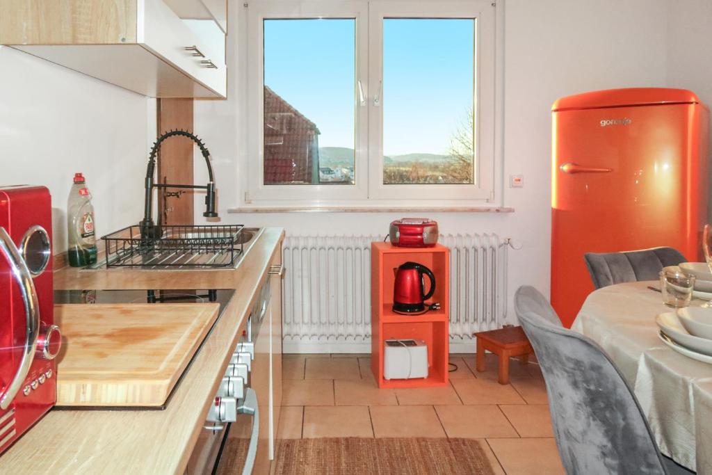 Η κουζίνα ή μικρή κουζίνα στο Homestay - Panoramablick über Büdingen