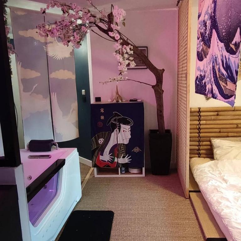une chambre avec un arbre peint sur le mur dans l'établissement Ryokan Experience, à Saint-Raphaël