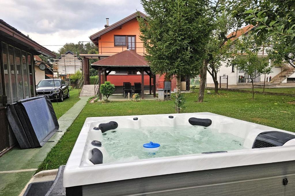 een bad in de tuin van een huis bij House Pepica With Hot Tub - Happy Rentals in Kraljevec na Sutli