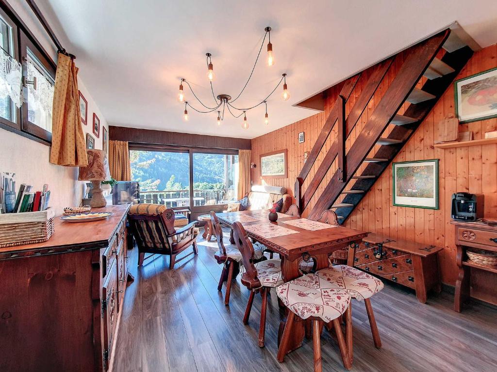 une salle à manger avec une table et un escalier dans l'établissement La Clusaz: Appart 6 pers, 2 ch, skis, parking - FR-1-818-54, à La Clusaz
