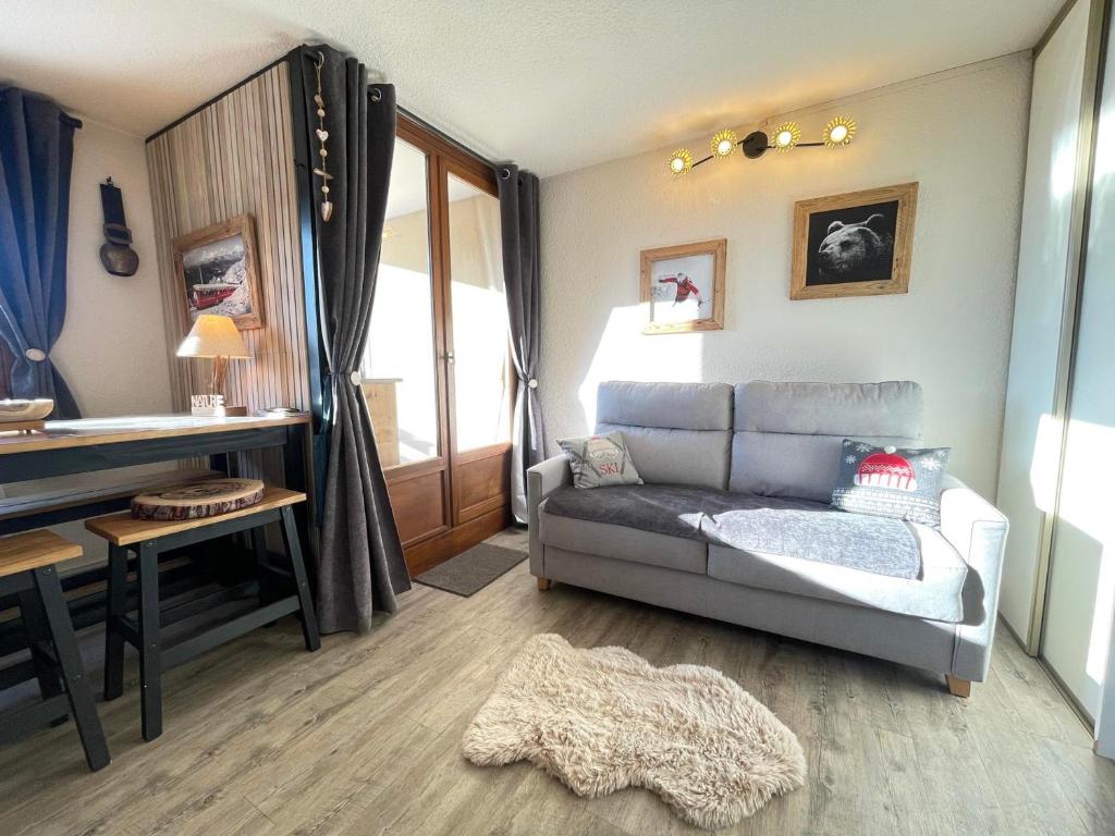 - un salon avec un canapé et un piano dans l'établissement Studio moderne proche commodités avec parking privatif - FR-1-505-222, à Notre-Dame-de-Bellecombe