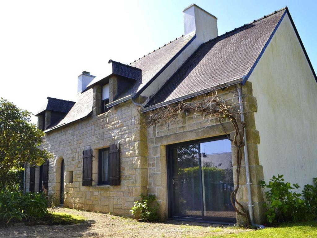 an old stone house with a large door at Maison lumineuse avec jardin entre plages de Cap-Coz et Beg-Meil, proche activités nautiques - FR-1-481-173 in Fouesnant