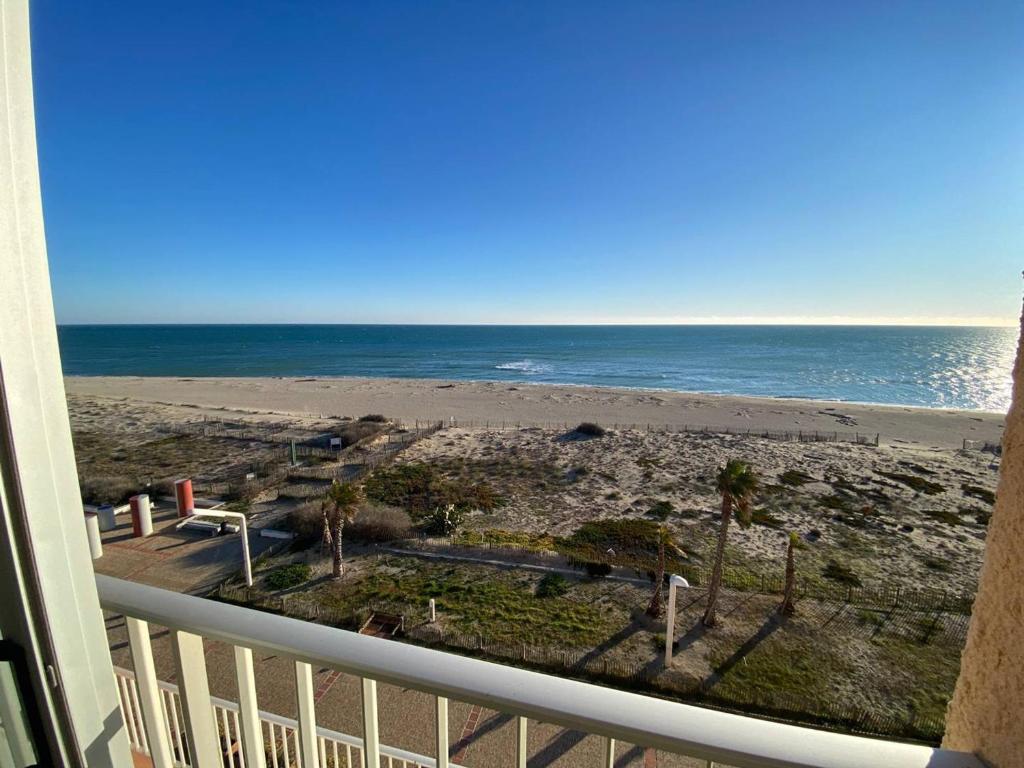 une vue sur la plage depuis le balcon d'un condo dans l'établissement Duplex T3 Vue Mer, Torrey 6, Terrasse, Parking, Barcarès - FR-1-81-629, au Barcarès