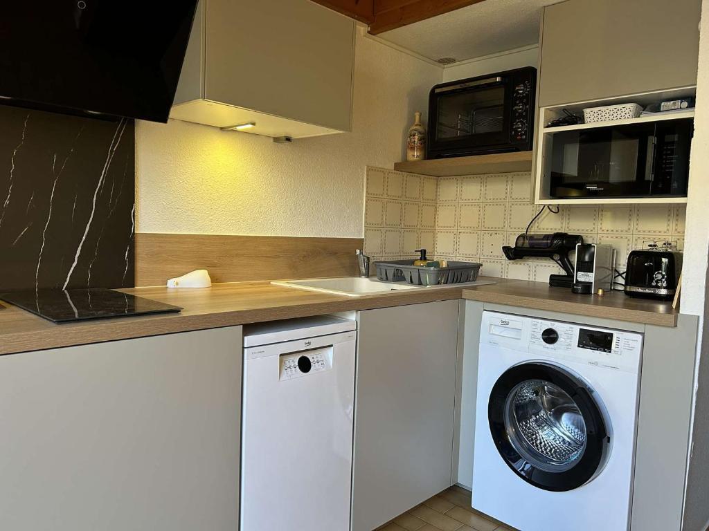 une cuisine avec un lave-linge et un lave-linge dans l'établissement Maison pour 6 à Saint Pierre la Mer avec piscine et espace extérieur - FR-1-229D-152, à Fleury