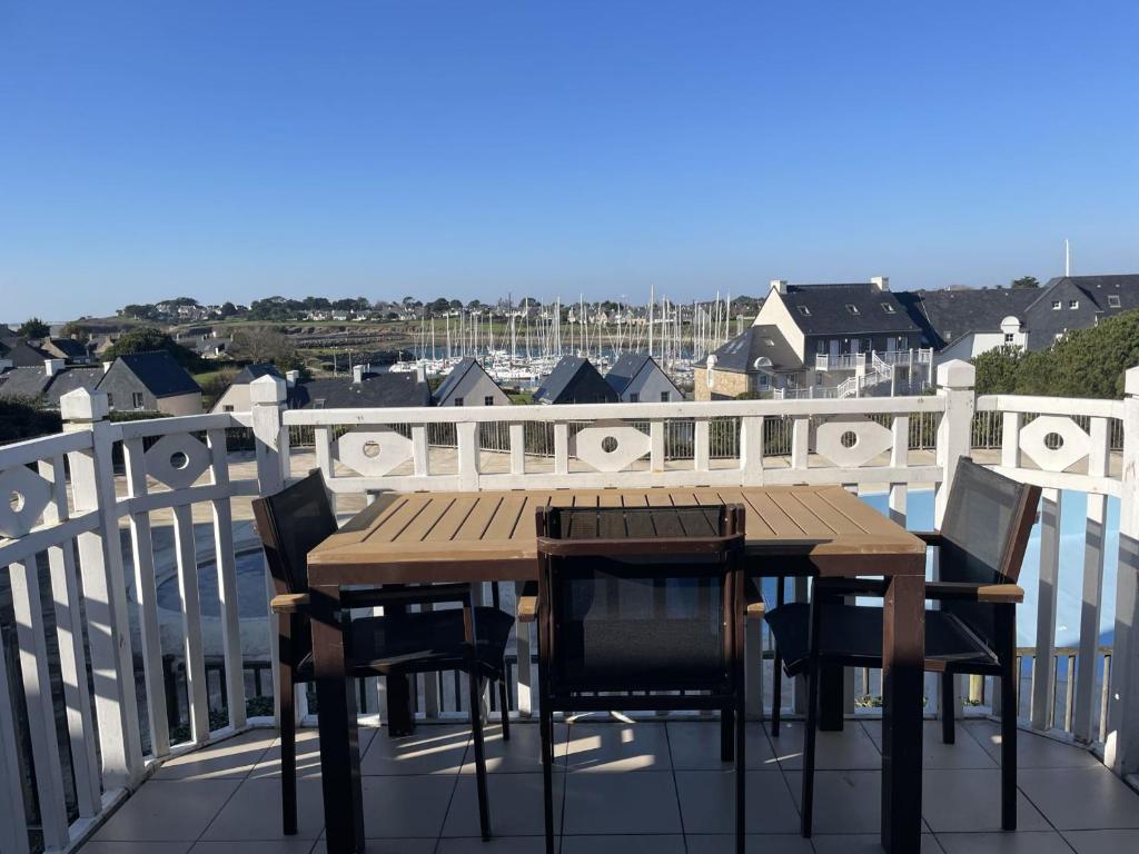 Photo de la galerie de l'établissement Appartement 4 pers. près de la plage avec piscine et parking à Arzon - FR-1-775-12, à Arzon
