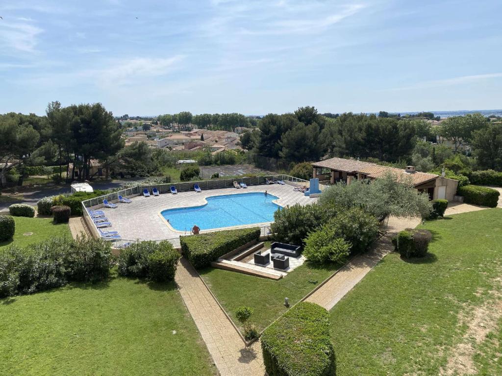une vue aérienne d'une piscine dans une cour dans l'établissement Spacieux T3 avec terrasse et piscine à Balaruc-les-Bains - FR-1-553-287, à Balaruc-les-Bains