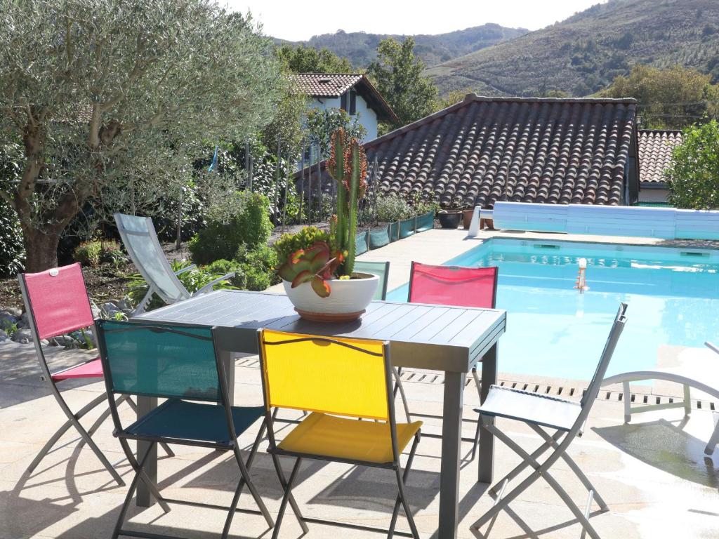 Photo de la galerie de l'établissement Maison en campagne avec piscine privée, climatisation et WiFi à 10 min du centre - FR-1-239-1097, à Urrugne