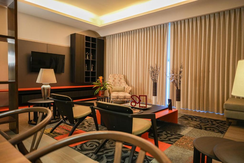 a living room with a table and chairs at Metria Hotel in León