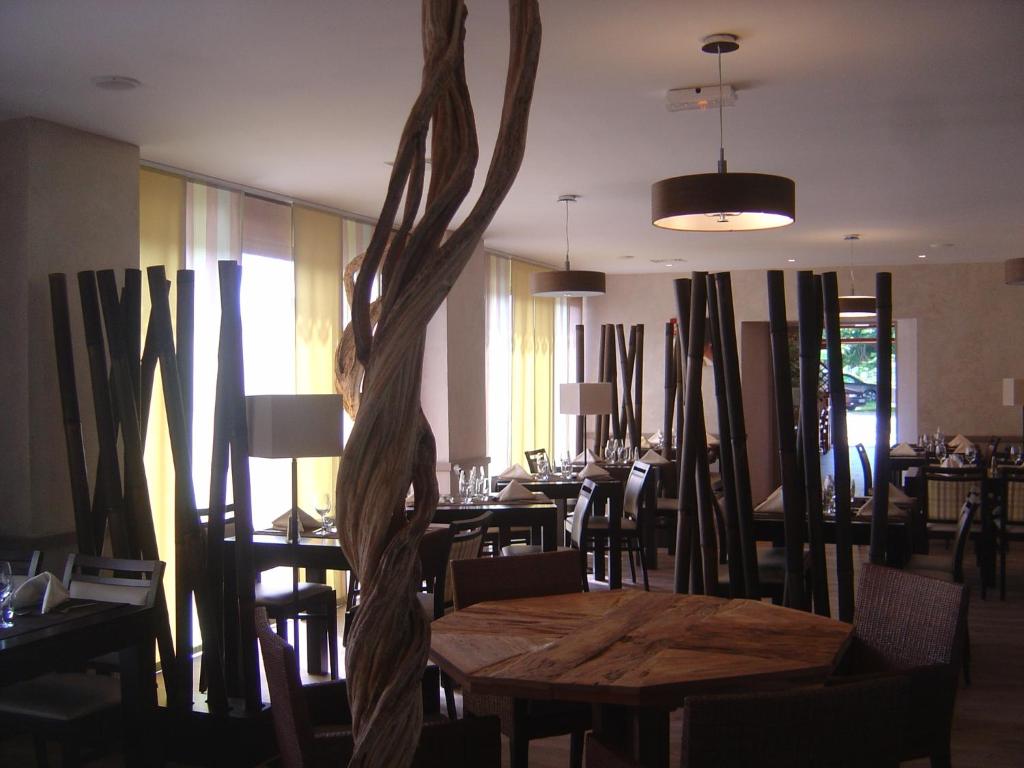 Restoran või mõni muu söögikoht majutusasutuses Logis Hôtel Les 3B