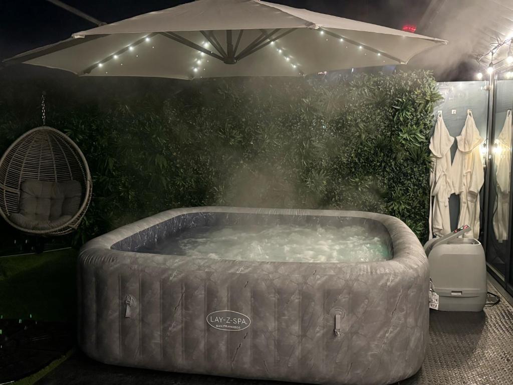 Curated visual reference: Fresh Look at Luxury Penthouse With Private Hot Tub Overlooking Leeds City Centre