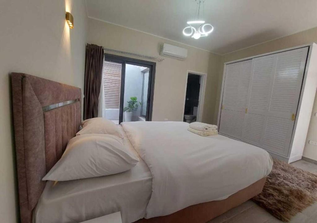 Postel nebo postele na pokoji v ubytování Private 2BR Apartment with Private Heated Pool at Bali D3