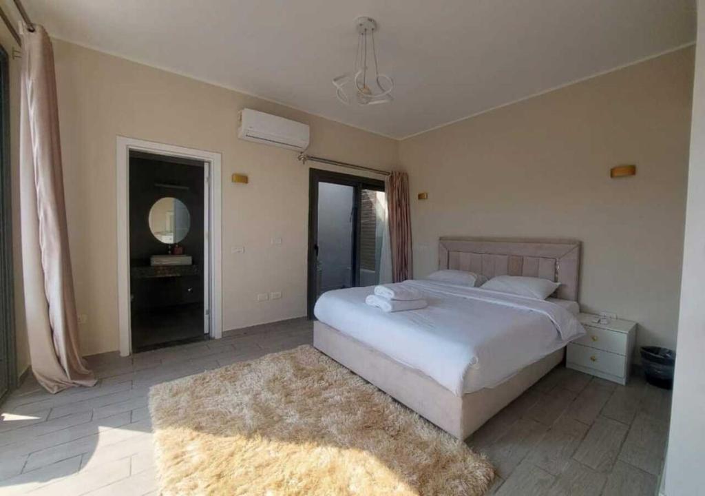 Postel nebo postele na pokoji v ubytování Private 2BR Apartment with Private Heated Pool at Bali D3