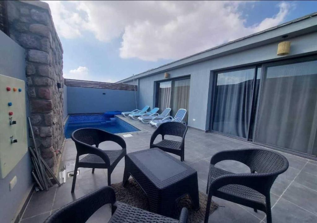 Posezení v ubytování Private 2BR Apartment with Private Heated Pool at Bali D3