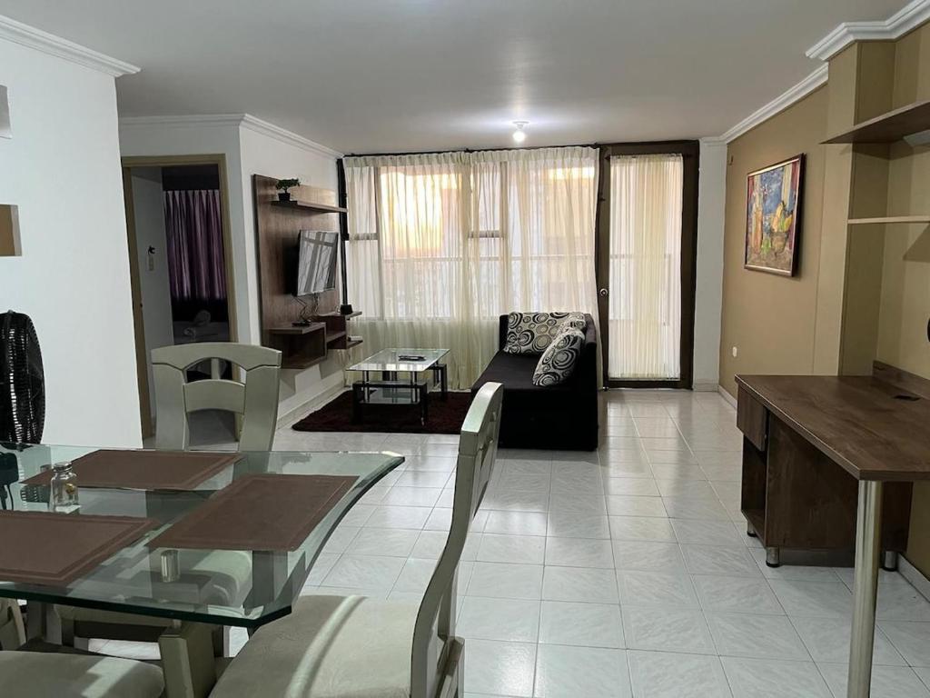 Posezení v ubytování Riohacha IV espectacular apartamento edificio frente a la playa, 2 habitaciones bien iluminado y espacioso