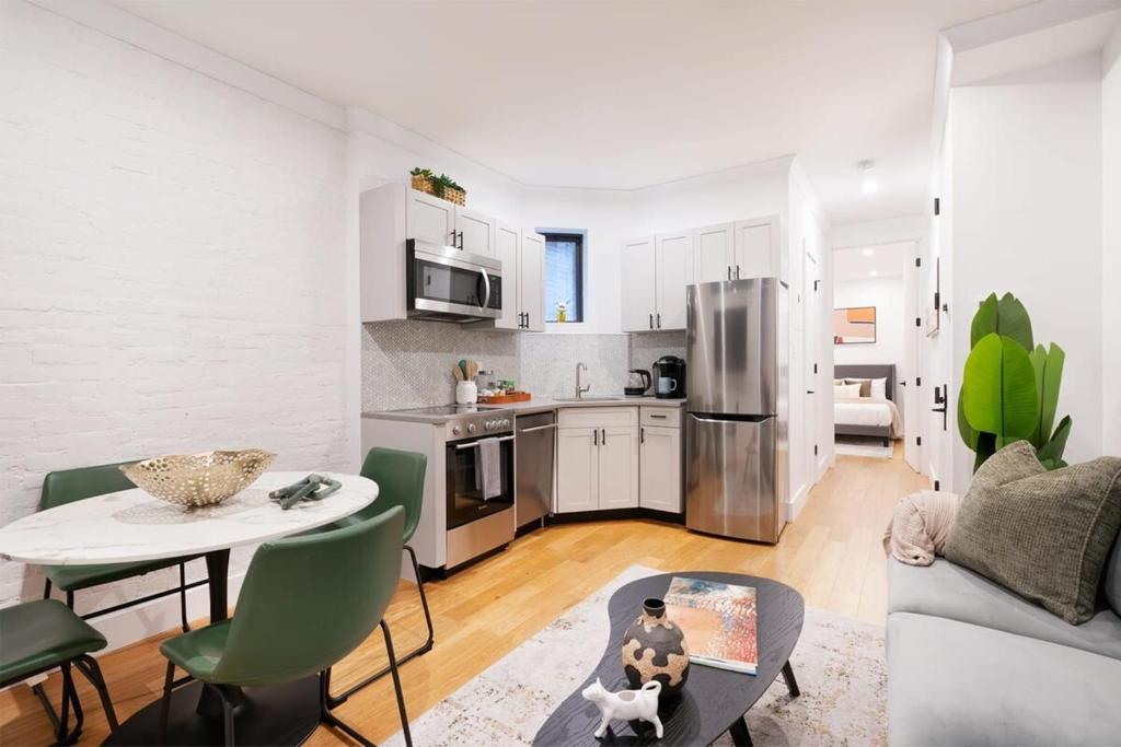 ein Wohnzimmer mit einer Küche und einem Tisch in der Unterkunft 1288-3RS New Renovated 2 Bedrooms in UES in New York