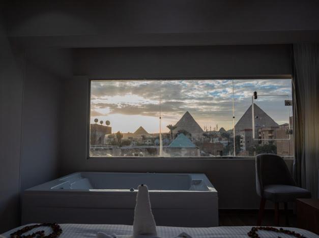 Postel nebo postele na pokoji v ubytování Tuya pyramid view inn