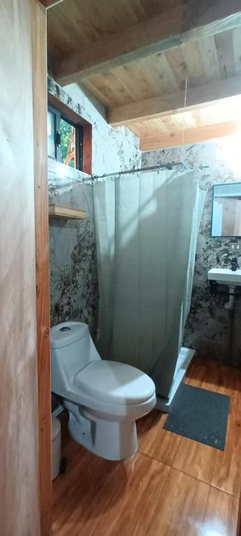 Koupelna v ubytování Cabaña Arrayan