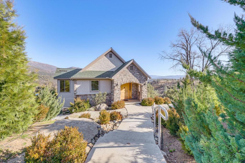 dom ze ścieżką prowadzącą do drzwi wejściowych w obiekcie 28 Mi to Yosemite Lovely Mtn Cottage with Deck! w mieście North Fork