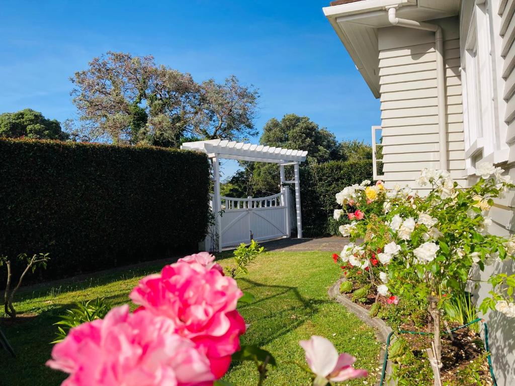 Spacious and Sunny Master Bedroom with shared bathrooms - Resim 17