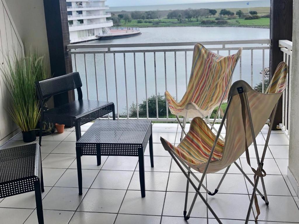 Photo de la galerie de l'établissement Appartement avec piscine, wifi, près de la plage, pour 6 personnes à Arzon - FR-1-775-17, à Arzon