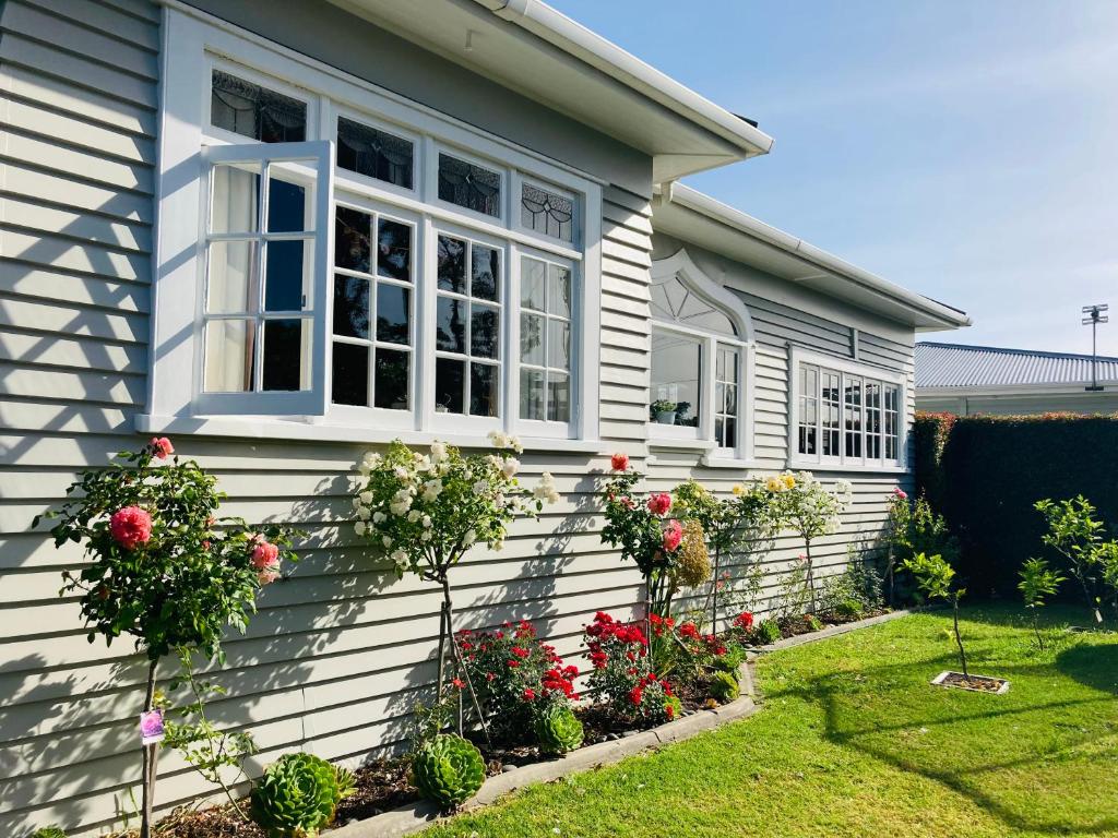 Spacious and Sunny Master Bedroom with shared bathrooms - Resim 6