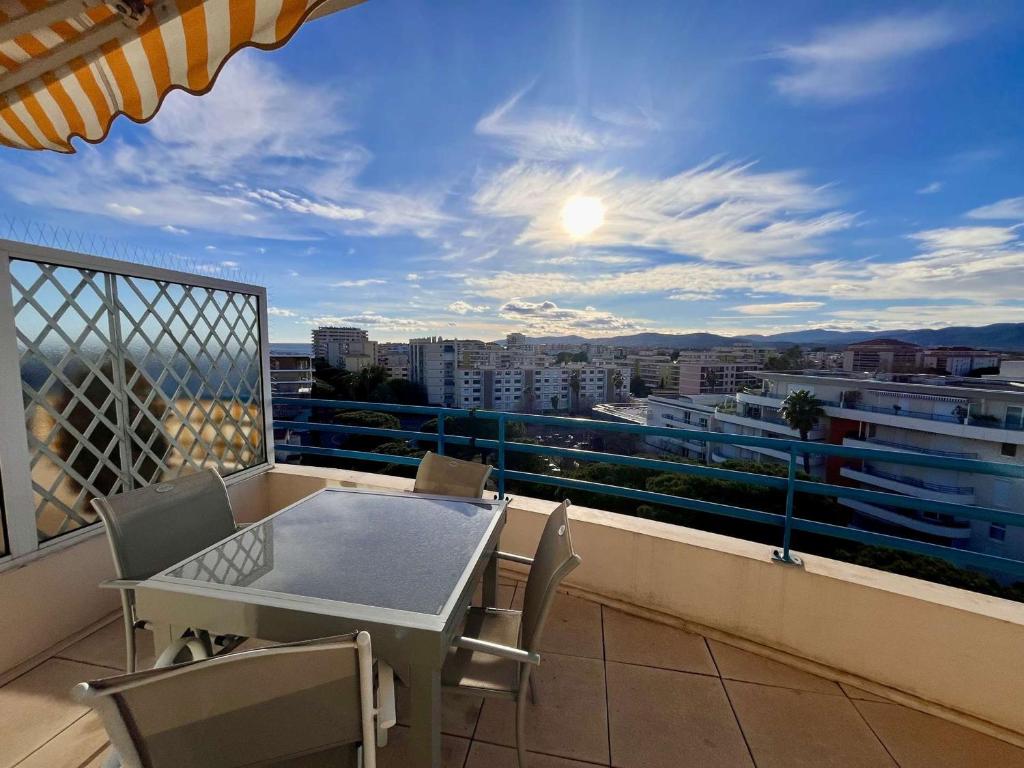 une table et des chaises sur un balcon avec vue dans l'établissement Appartement avec piscine et terrasse, proche plage, climatisé, garage à Fréjus - FR-1-226A-184, à Fréjus