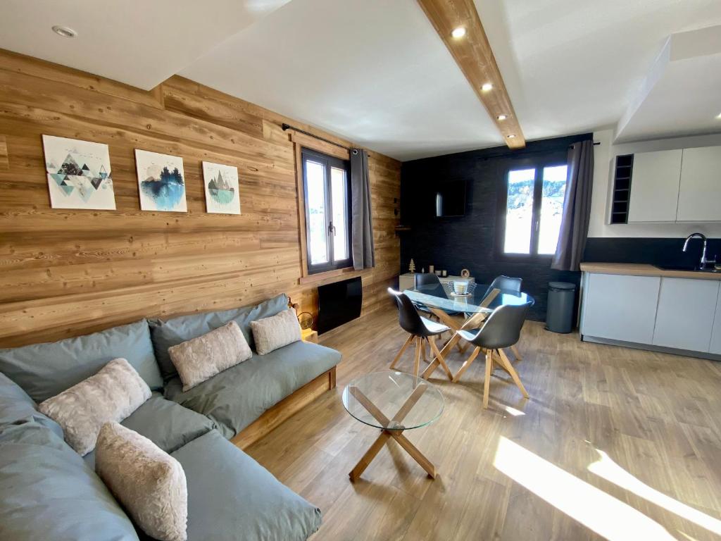 un salon avec un canapé et une table dans l'établissement Appartement T3 rénové avec 2 chambres, proche centre, parking, Formiguères - FR-1-758-37, à Formiguères