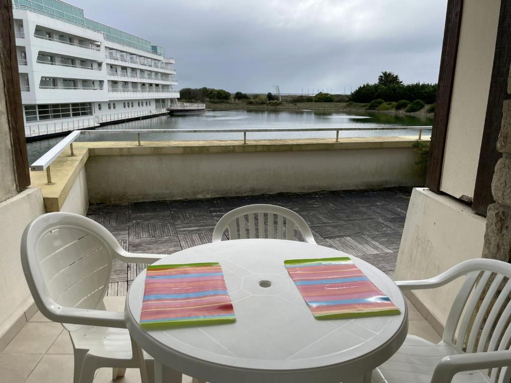 Photo de la galerie de l'établissement Appartement 4 pers à Arzon, piscine et parking, proche plage et port - FR-1-775-21, à Arzon