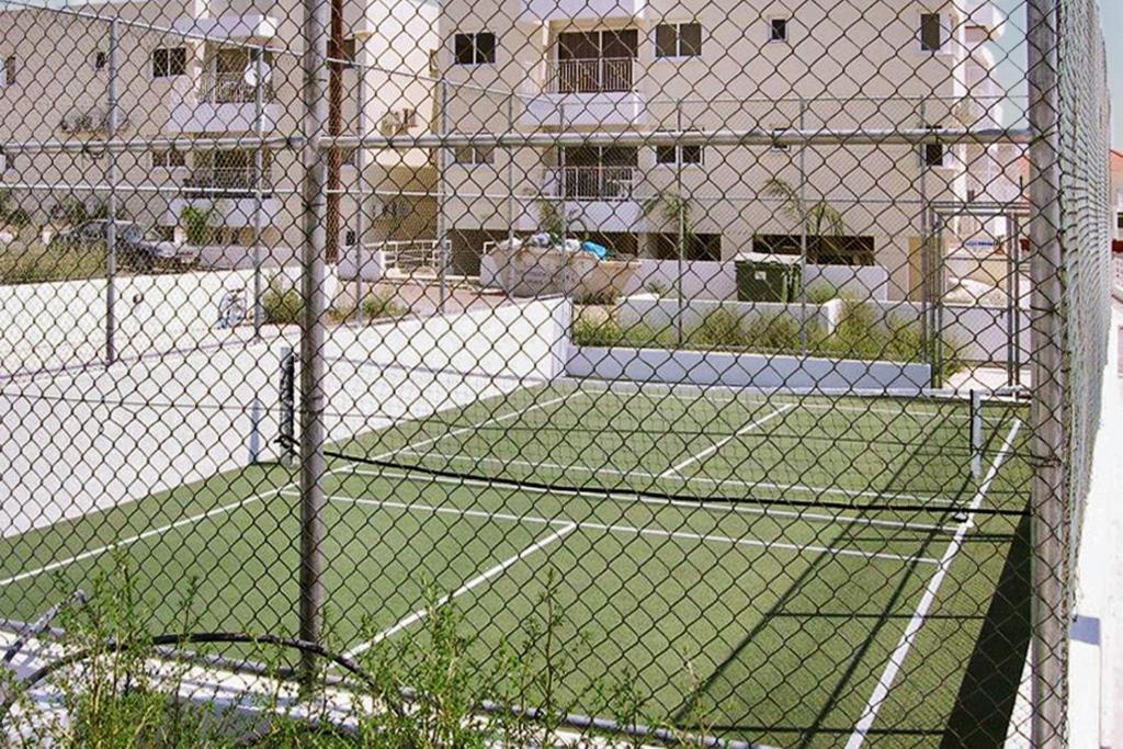 Tenis a/nebo squash v ubytování Charming Apartment in Larnaca with Sea View – 73 m² nebo okolí