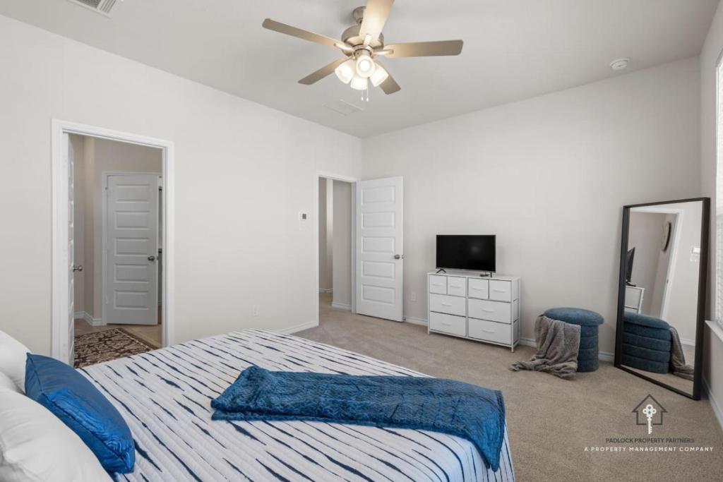 Una cama o camas en una habitación de New Build in Prime Location Close to UNT TWU and DT Denton