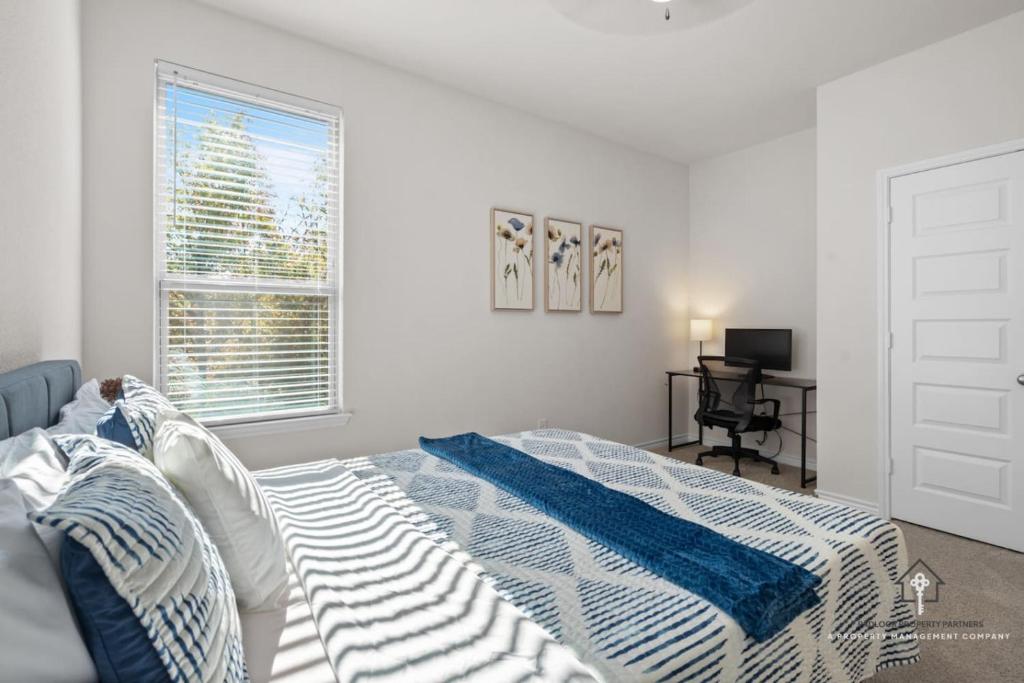 Una cama o camas en una habitación de New Build in Prime Location Close to UNT TWU and DT Denton