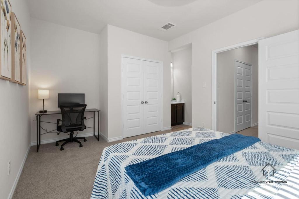Una cama o camas en una habitación de New Build in Prime Location Close to UNT TWU and DT Denton