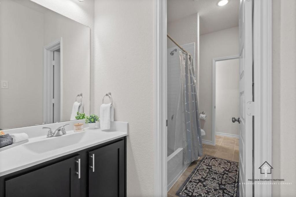 Un baño de New Build in Prime Location Close to UNT TWU and DT Denton
