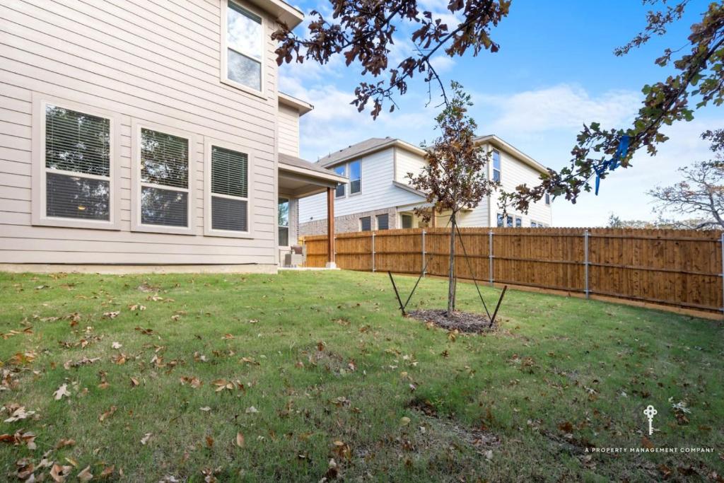 Un jardín fuera de New Build in Prime Location Close to UNT TWU and DT Denton