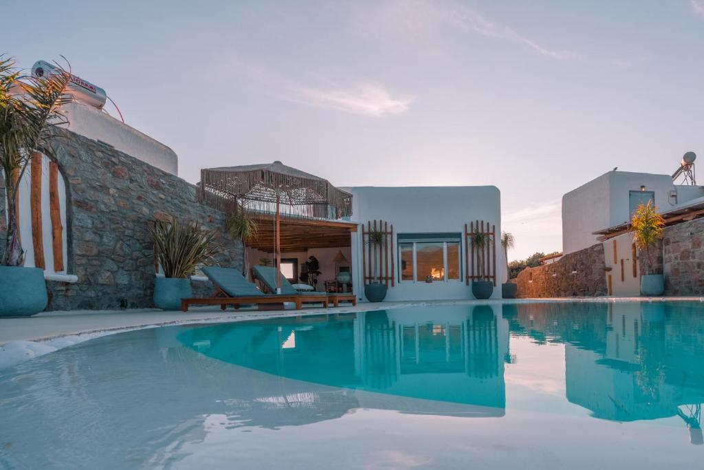 une piscine devant une maison dans l'établissement Villa Sea Walk Mykonos 200m to ftelia beach, à Mykonos