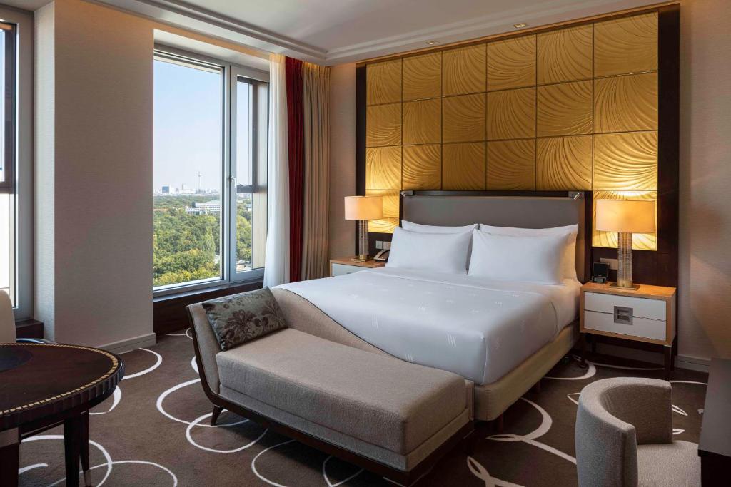 
Deluxe King Room with City View
