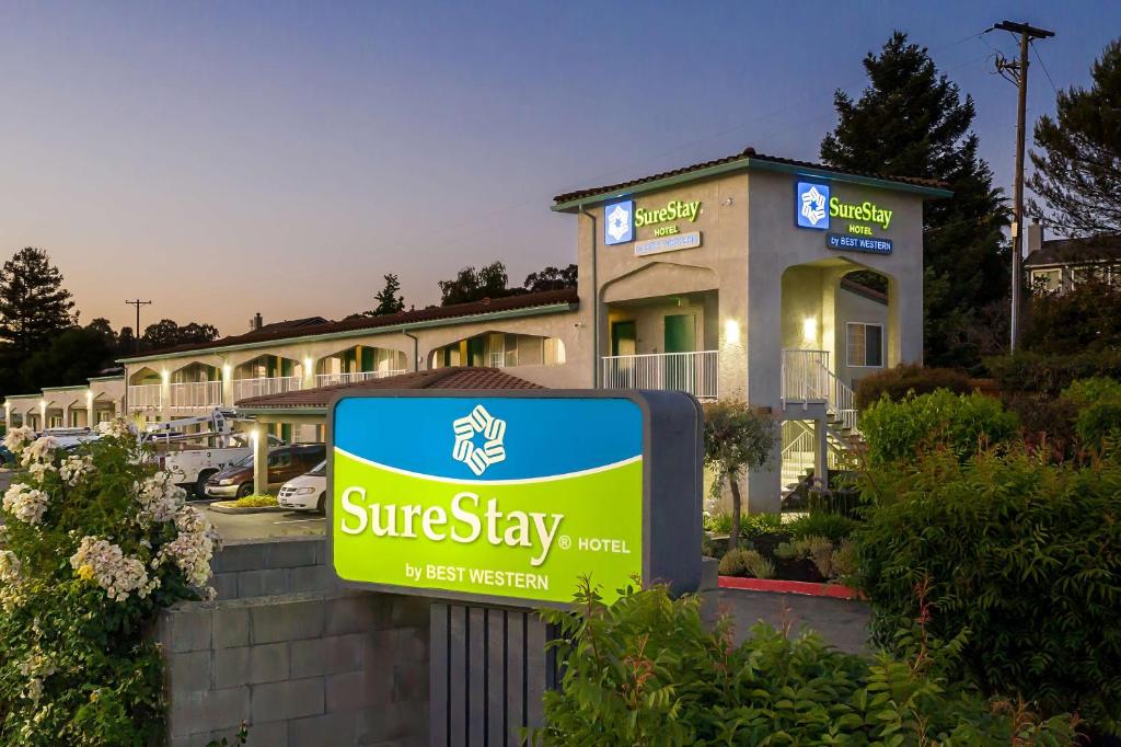 una señal de la hora de sol frente a un edificio en SureStay Hotel by Best Western Castro Valley, en Castro Valley