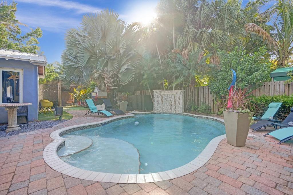 - une petite piscine dans une cour avec des chaises et des arbres dans l'établissement Kiki 3 - Men's Clothing optional Guest Houses, à Fort Lauderdale