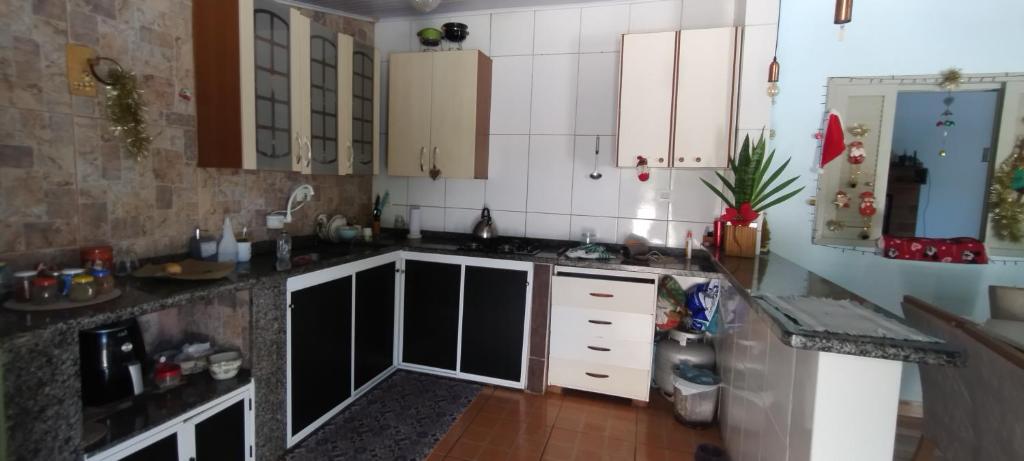 Kuchyň nebo kuchyňský kout v ubytování Casa em Matinhos Balneário Riviera