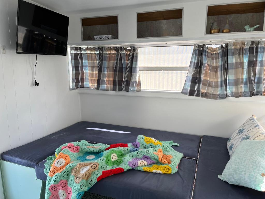 Postel nebo postele na pokoji v ubytování Unique lakefront glamping