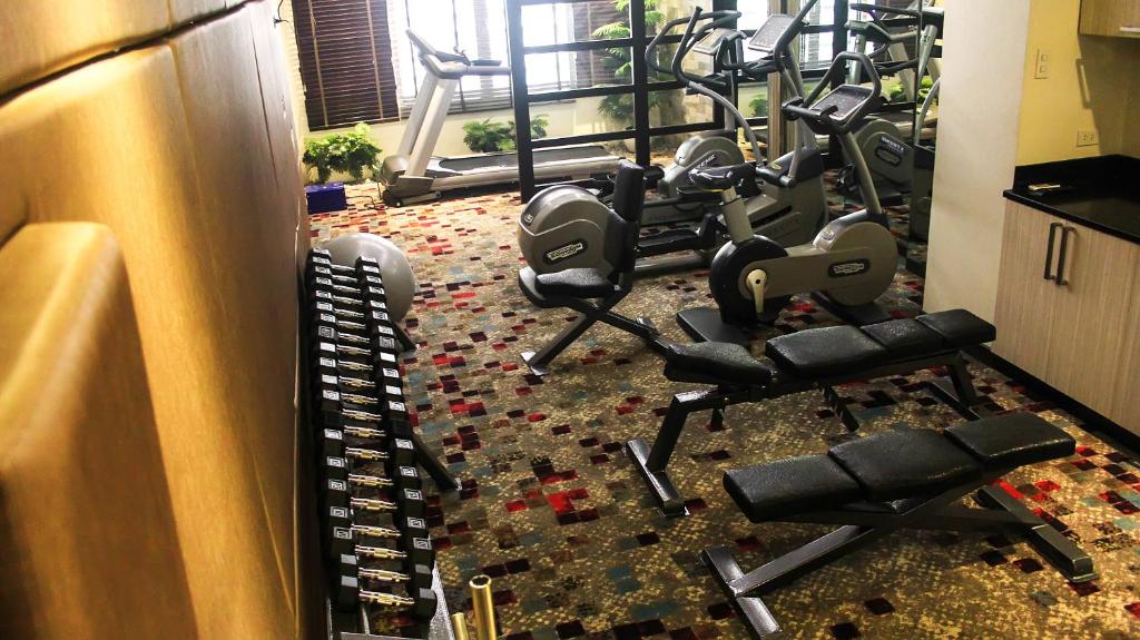 Fitness centrum a/nebo fitness zařízení v ubytování Brentwood Suites