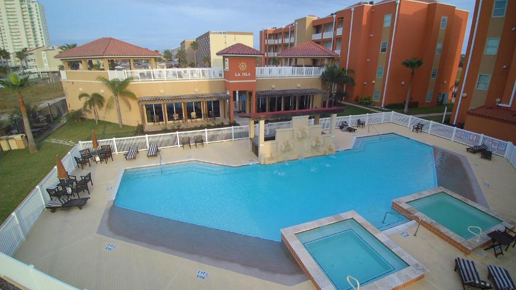 - une vue sur la grande piscine dans l'établissement La Isla Residences Luxury Condominiums, à South Padre Island