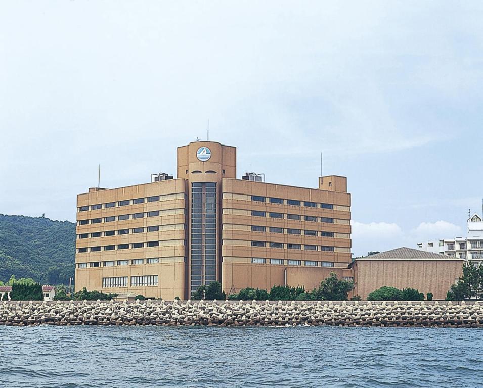 ein großes Gebäude mit einer Uhr darüber in der Unterkunft Awaji International Hotel The Sunplaza in Sumoto