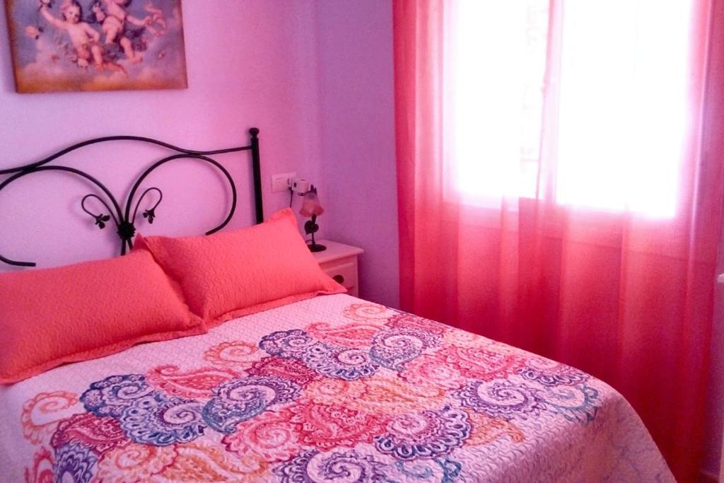 Postel nebo postele na pokoji v ubytování Sunny house in Santa Pola, shared pool