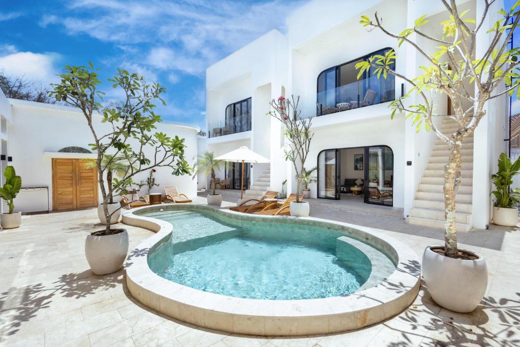 una piscina en el patio trasero de una casa en Thomas Beach Apartment, en Uluwatu