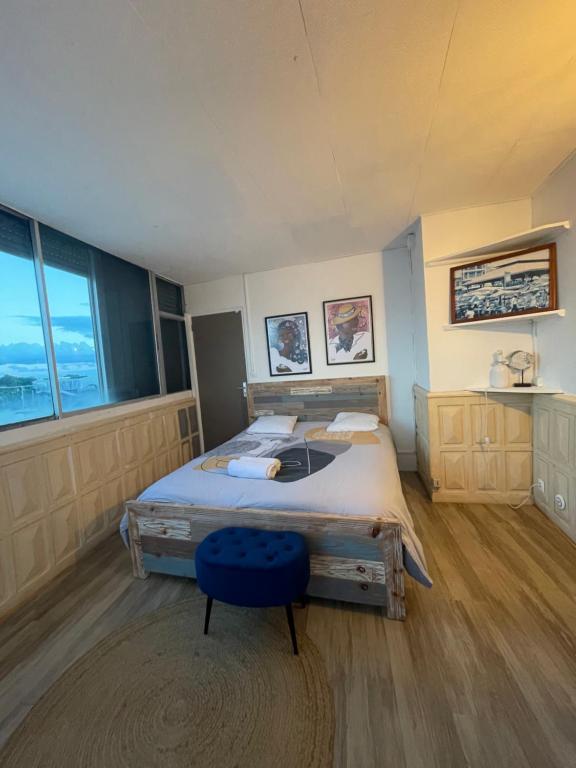 Postel nebo postele na pokoji v ubytování PENTHOUSE 10 MIN port croisière et aéroport