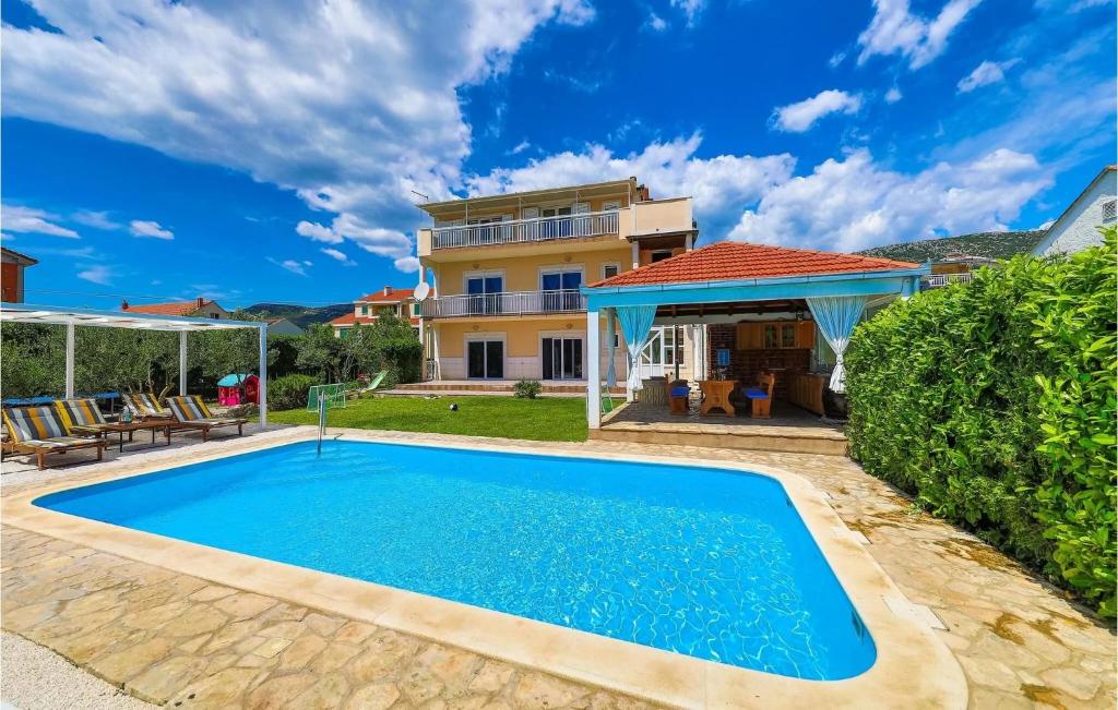 Holiday house with a swimming pool Kastel Luksic, Kastela - 23710