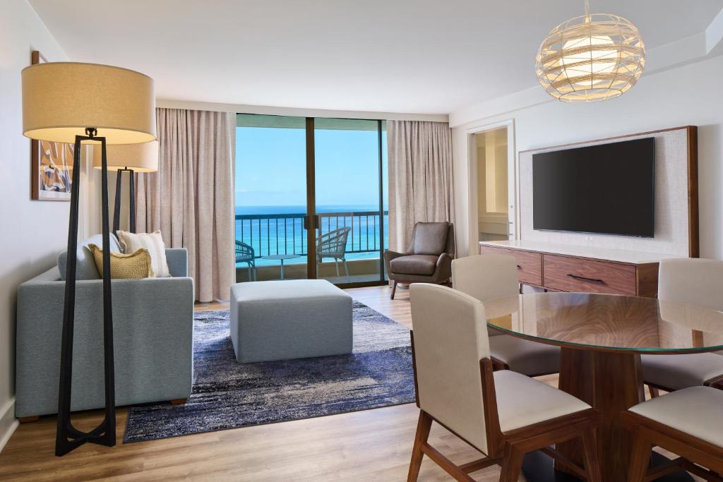 TV a/nebo společenská místnost v ubytování Hyatt Regency Waikiki Beach Resort & Spa